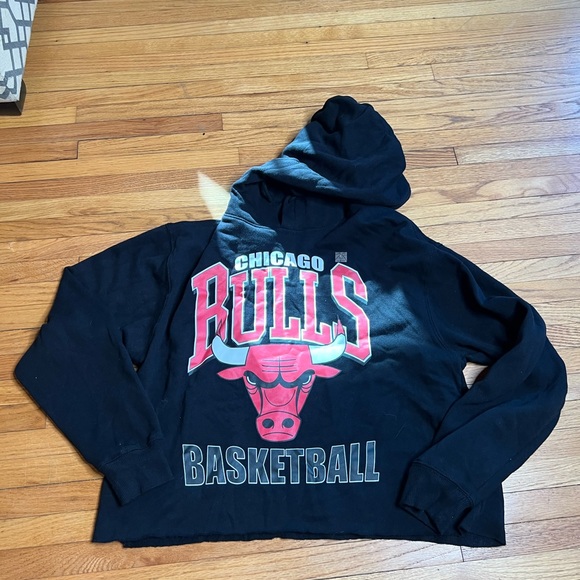 Hybrid & company Tops - Hybrid womens medium crop top black Chicago bulls logo new with tags